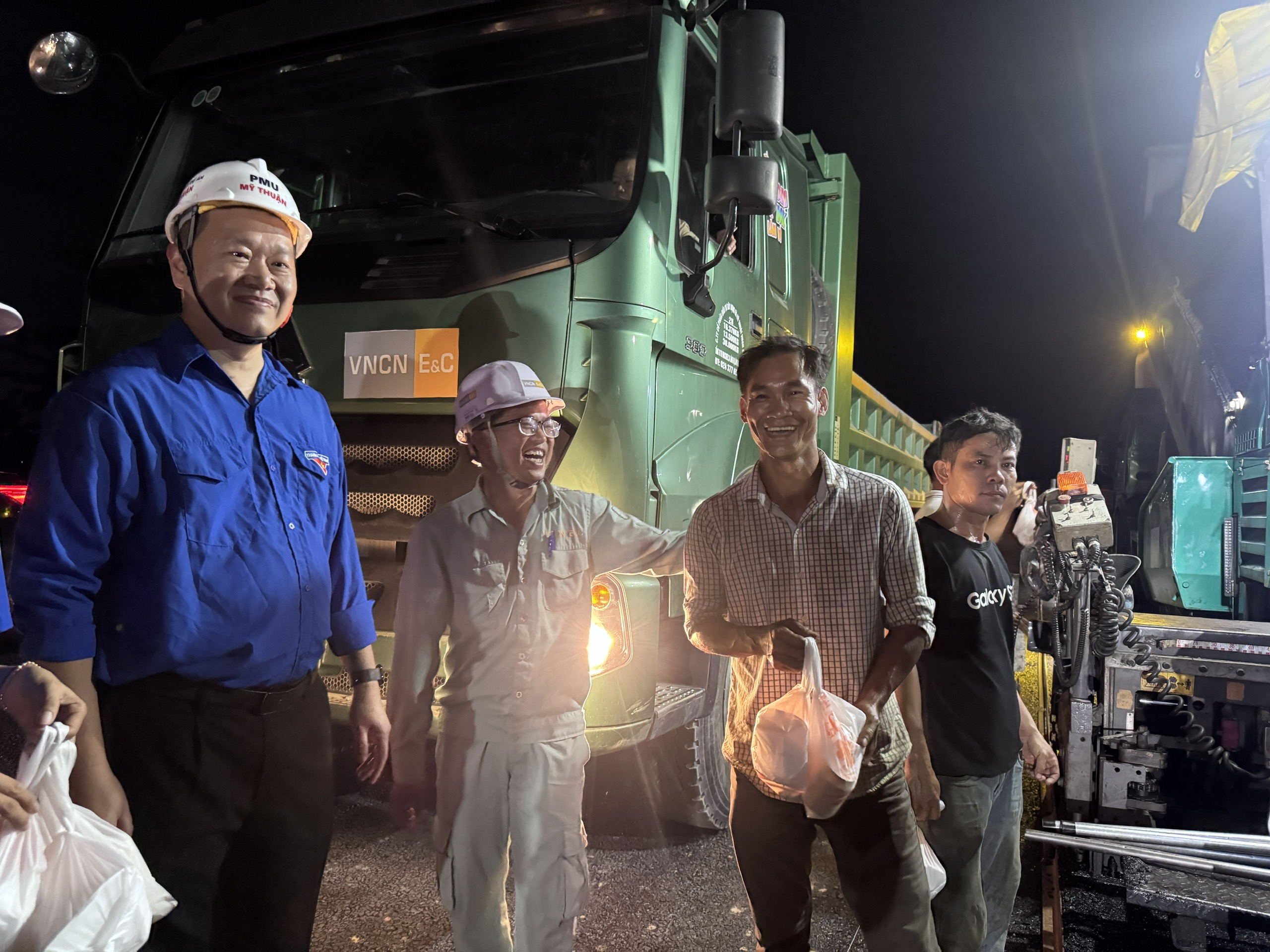 Tuổi trẻ Ban QLDA Mỹ Thuận chung tay xây dựng hàng chục căn nhà nghĩa tình cho người nghèo- Ảnh 2. Tuổi trẻ Ban QLDA Mỹ Thuận chung tay xây dựng hàng chục căn nhà nghĩa tình cho người nghèo- Ảnh 2.