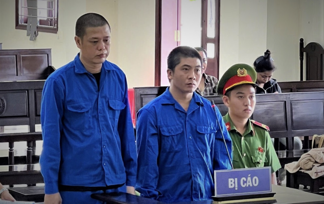 Hai đối tượng cướp giật dây chuyền vàng khiến nạn nhân thương tật lĩnh tổng 37 năm tù- Ảnh 1.