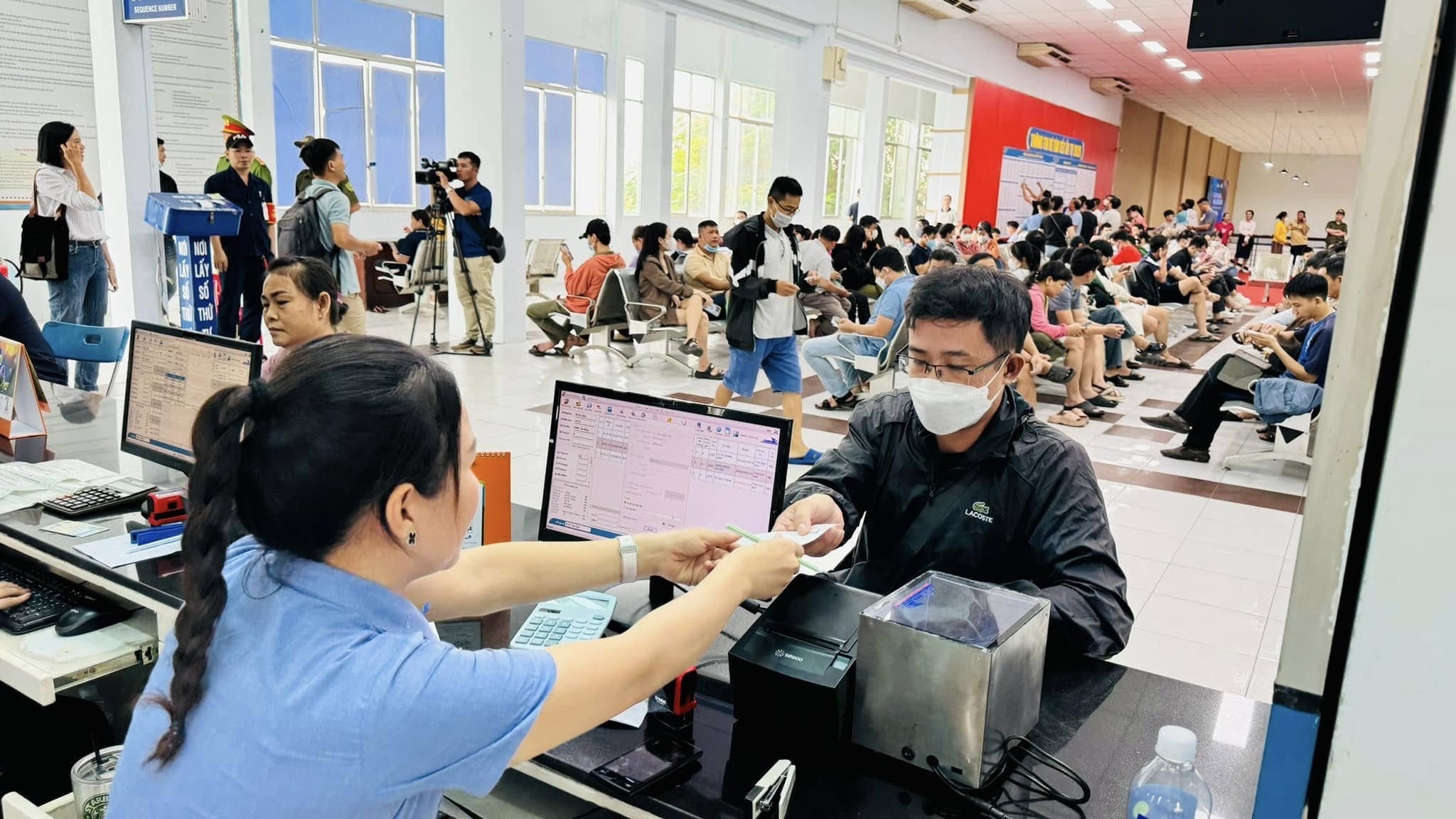 Mua vé tàu Tết chặng càng xa giá càng giảm, đến 20%- Ảnh 1.