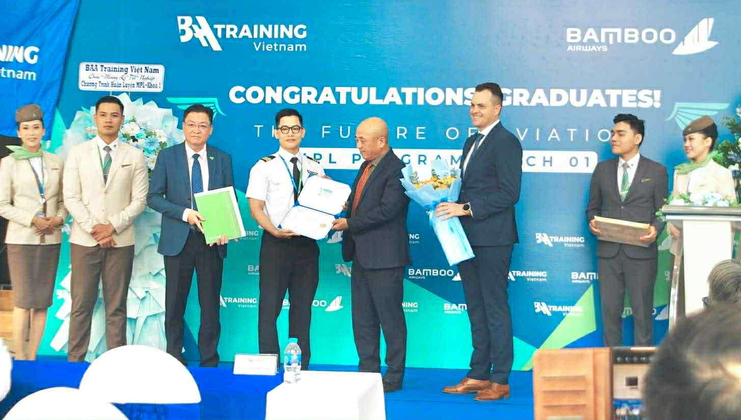 Khóa đào tạo học viên phi công MPL đầu tiên tại Việt Nam chính thức tốt nghiệp- Ảnh 1.