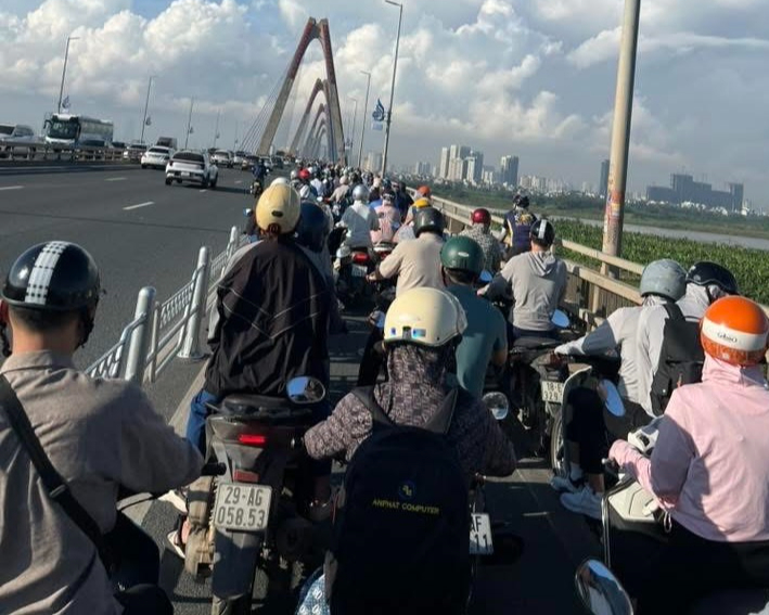 Ngày đầu dựng rào sắt phân làn cầu Nhật Tân: Xe máy ùn ứ, ô tô thênh thang- Ảnh 1.