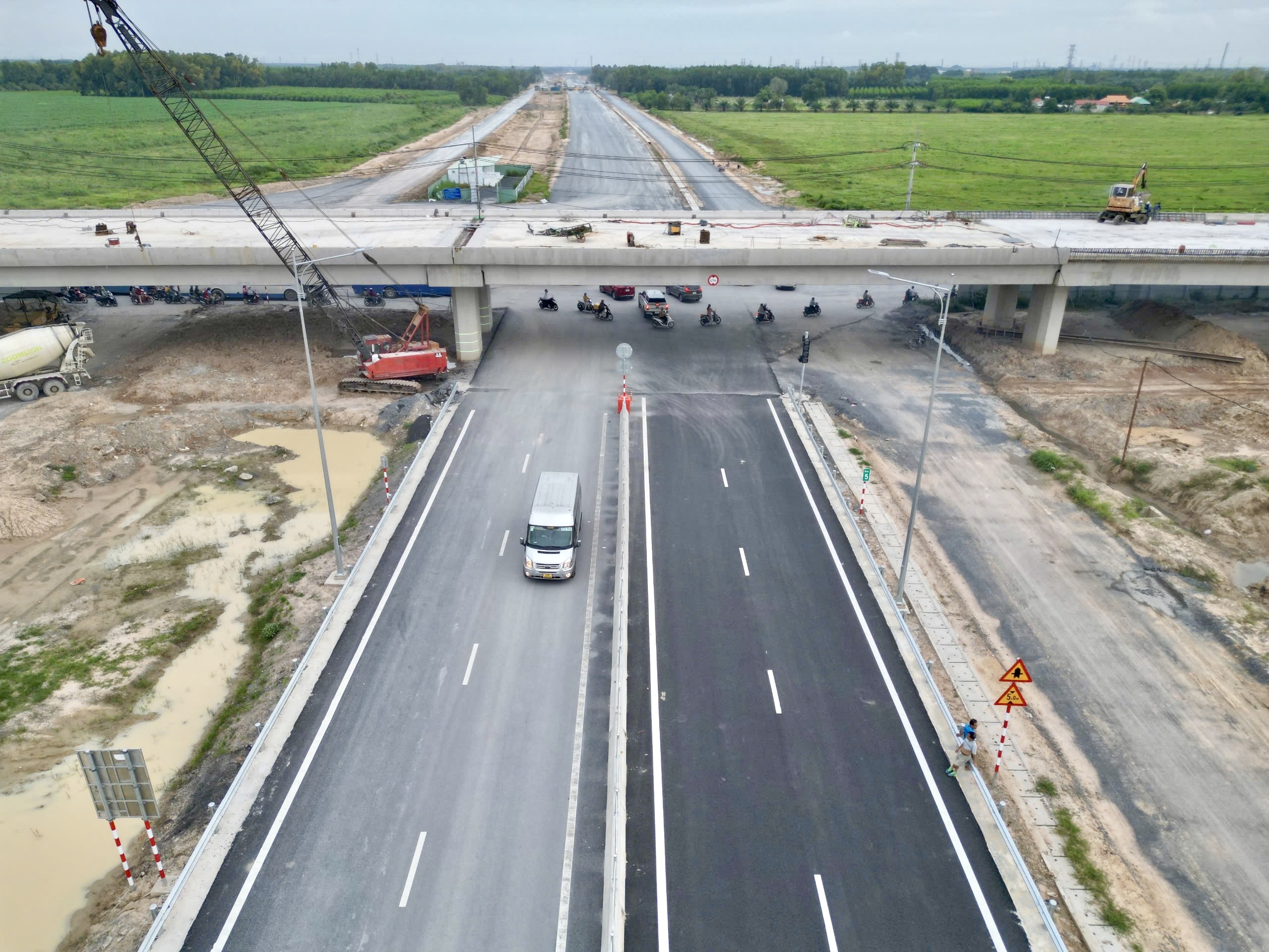 Đồng Nai giải ngân 11.800 tỷ đồng, quyết gỡ điểm nghẽn mặt bằng, cán đích 100% vốn- Ảnh 1.