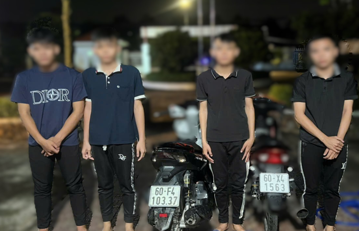 Lập hồ sơ xử lý 4 thanh, thiếu niên dùng xe máy "diễn xiếc" trên đường khu công nghiệp- Ảnh 1.