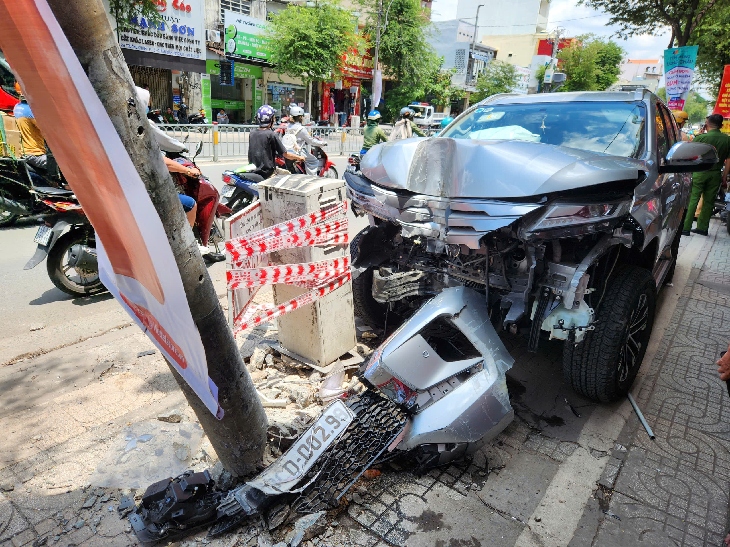 TP.HCM: Ô tô 7 chỗ tông liên hoàn nhiều xe máy làm gãy trụ điện, 3 người bị thương- Ảnh 1.