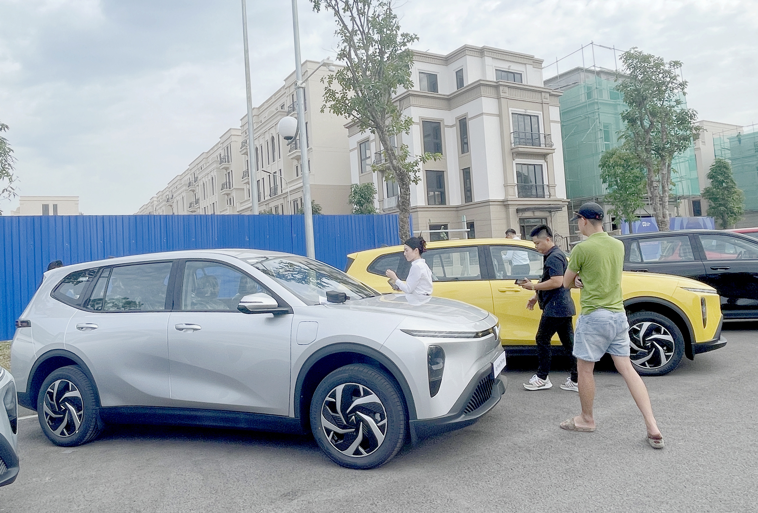Các hãng xe đua giảm giá để kích cầu- Ảnh 1.