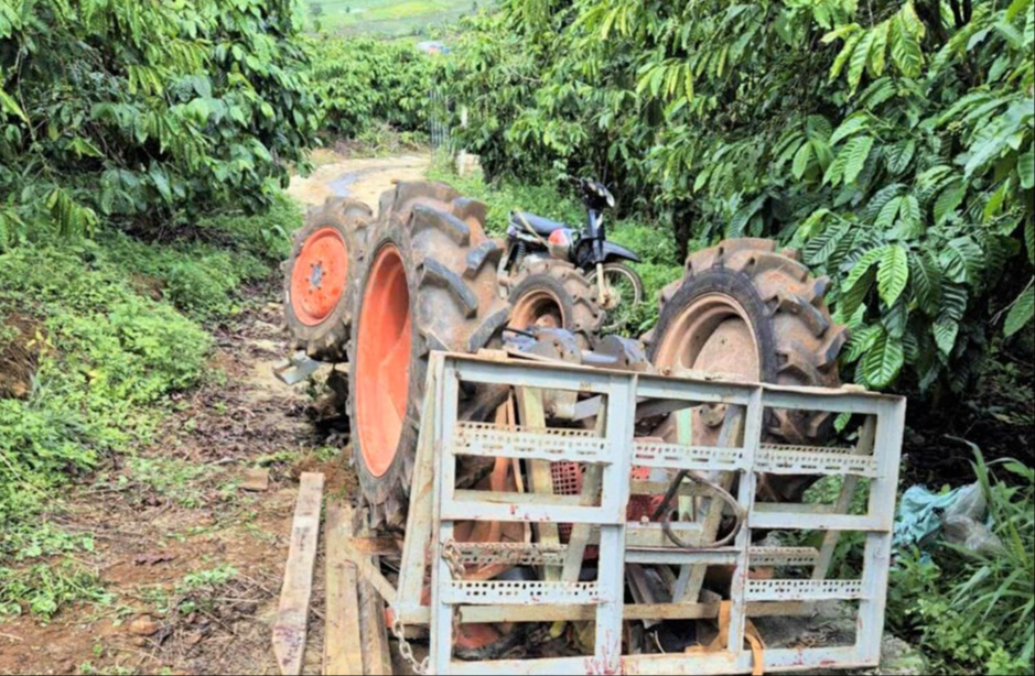 Lật máy cày trong vườn cà phê, người đàn ông tử vong tại chỗ- Ảnh 1.