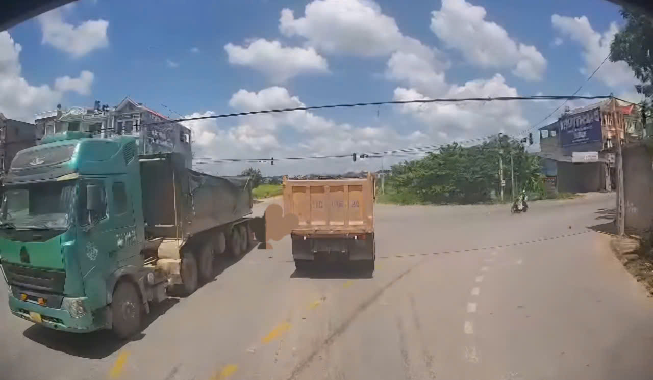 Bắc Ninh: Đèn tín hiệu hỏng, xe máy va chạm với ô tô đầu kéo khiến một người tử vong- Ảnh 1.