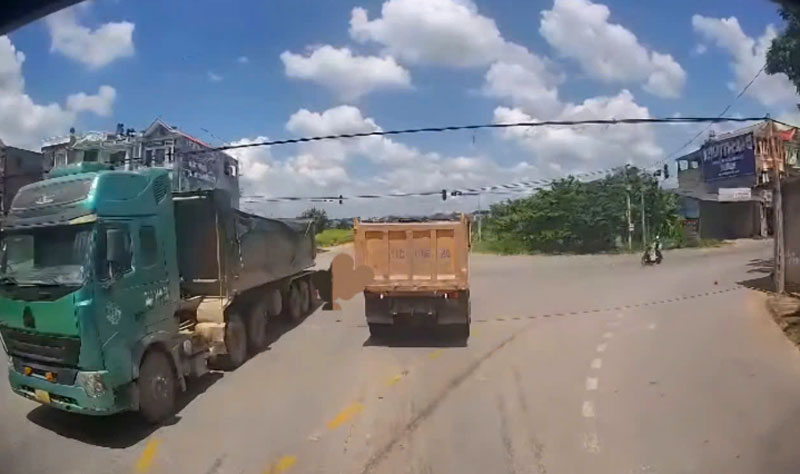 Hiện trường vụ tai nạn khiến người đàn ông tử vong tại chỗ. Hiện trường vụ tai nạn khiến người đàn ông tử vong tại chỗ.