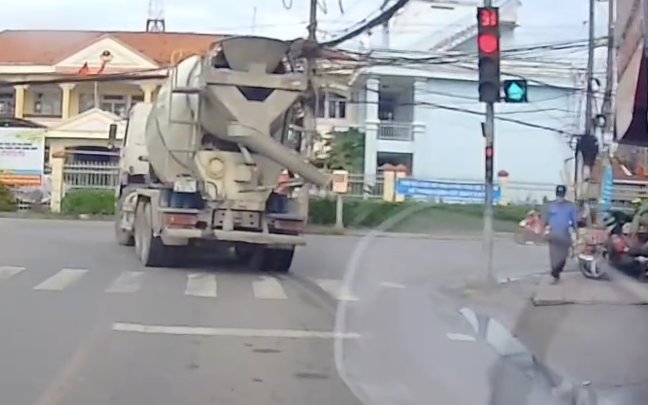 CSGT TP.HCM xác minh danh tính tài xế điều khiển xe bồn ngang nhiên vượt đèn đỏ