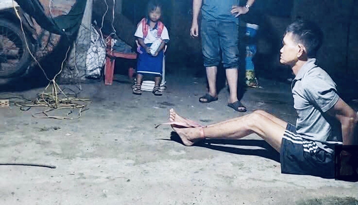 Bé gái lớp 1 mất tích sau giờ tan trường, được tìm thấy ở chòi rẫy cùng người đàn ông- Ảnh 1.