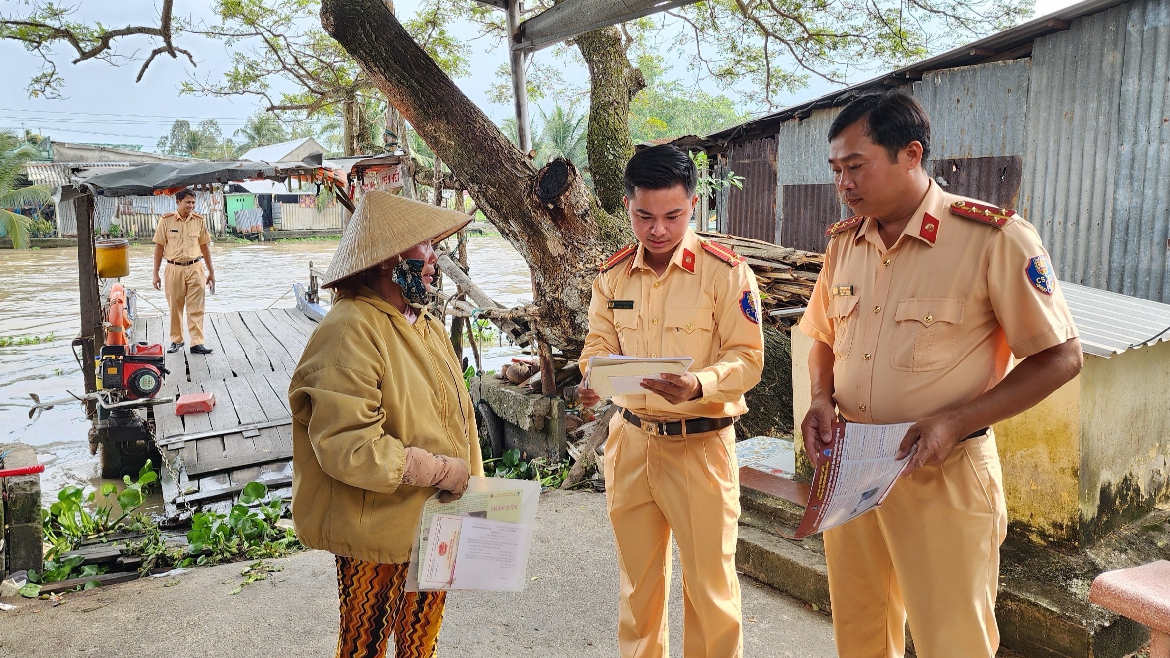 Siết chặt an toàn đường thủy mùa mưa bão ở Cà Mau- Ảnh 1. Siết chặt an toàn đường thủy mùa mưa bão ở Cà Mau- Ảnh 1.
