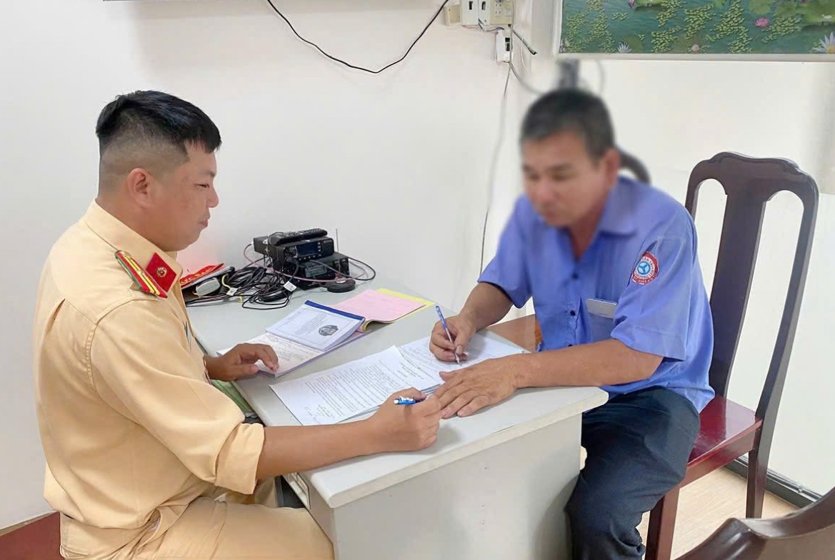 Xử lý tài xế xe buýt lấn làn, vượt ẩu trên quốc lộ 20 qua Đồng Nai- Ảnh 1.