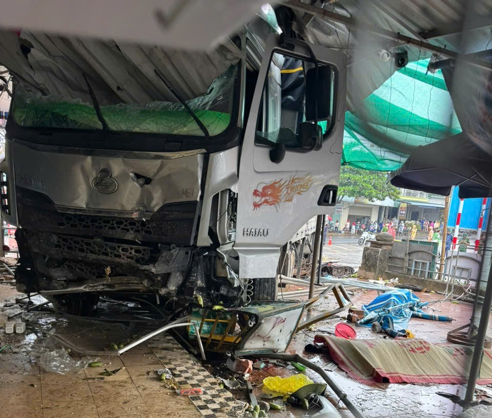 Nguyên nhân ban đầu vụ xe tải lao vào chợ ở Quảng Trị làm 3 người chết, 7 người bị thương- Ảnh 2. Nguyên nhân ban đầu vụ xe tải lao vào chợ ở Quảng Trị làm 3 người chết, 7 người bị thương- Ảnh 2.