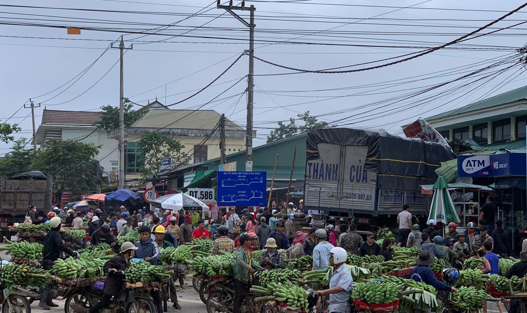 Nguyên nhân ban đầu vụ xe tải lao vào chợ ở Quảng Trị làm 3 người chết, 7 người bị thương- Ảnh 1. Nguyên nhân ban đầu vụ xe tải lao vào chợ ở Quảng Trị làm 3 người chết, 7 người bị thương- Ảnh 1.