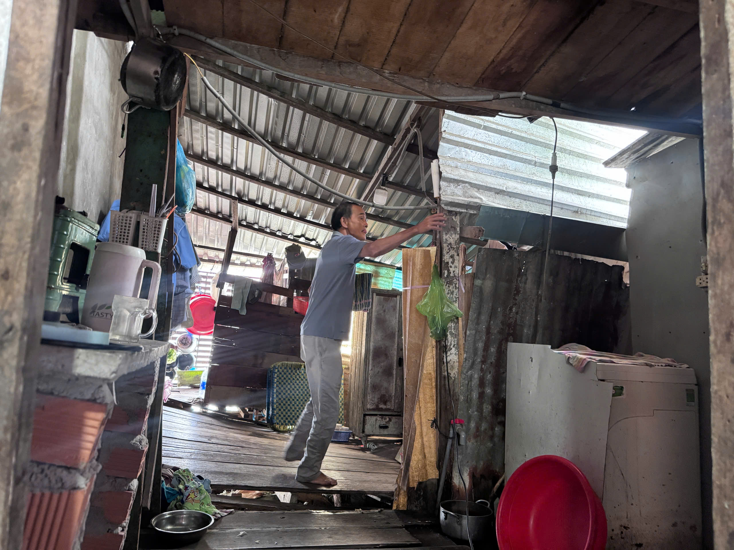 TP.HCM: Những mảnh đời chênh vênh trong “mái nhà nổi” ven kênh rạch- Ảnh 2.