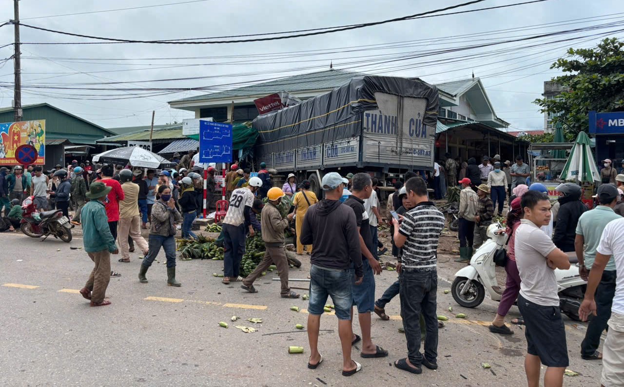 Ô tô tải lao vào chợ chuối bên quốc lộ 9 ở Quảng Trị, 3 người tử vong tại chỗ- Ảnh 1. Ô tô tải lao vào chợ chuối bên quốc lộ 9 ở Quảng Trị, 3 người tử vong tại chỗ- Ảnh 1.