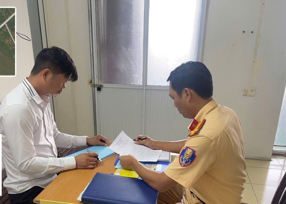 Ninh Bình: Xử phạt tài xế để trẻ em thò đầu ra ngoài cửa sổ trời ô tô- Ảnh 1.