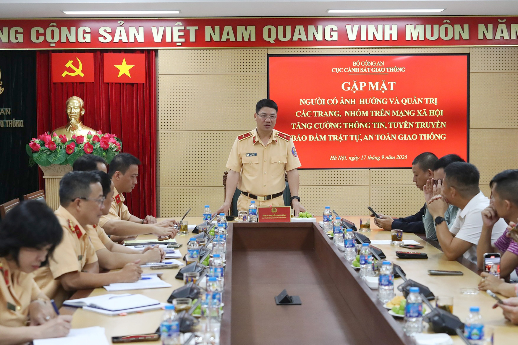Cục trưởng CSGT: Sẽ đề xuất thí điểm thu nhỏ làn ô tô, dành riêng làn cho xe máy- Ảnh 1.