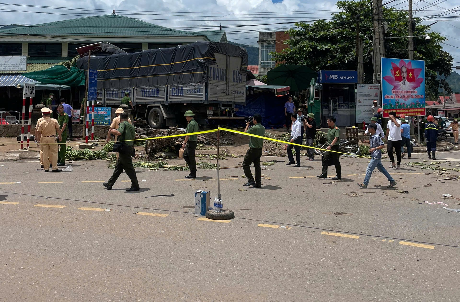 Vụ xe tải lao vào chợ chuối 10 người thương vong: Hai nạn nhân tử vong quốc tịch Lào- Ảnh 2.
