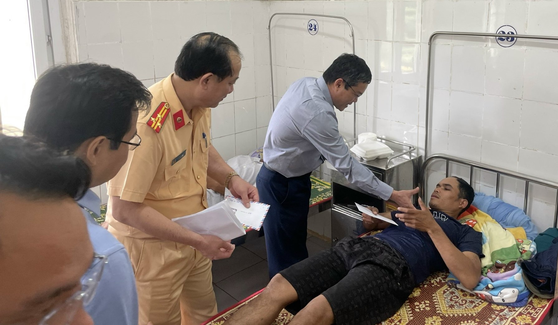 Vụ xe tải lao vào chợ chuối 10 người thương vong: Hai nạn nhân tử vong quốc tịch Lào- Ảnh 4.