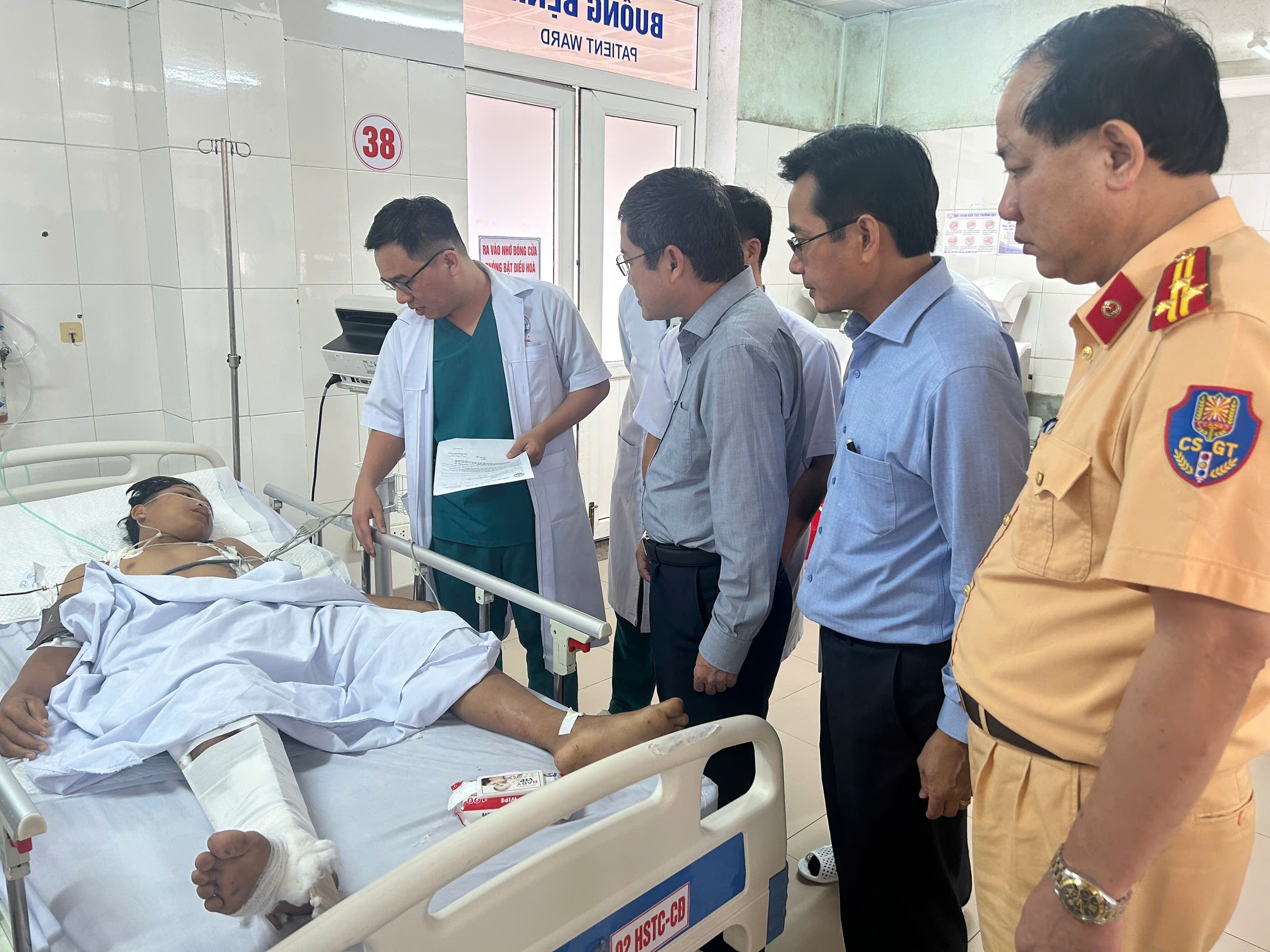 Vụ xe tải lao vào chợ chuối 10 người thương vong: Hai nạn nhân tử vong quốc tịch Lào- Ảnh 5.