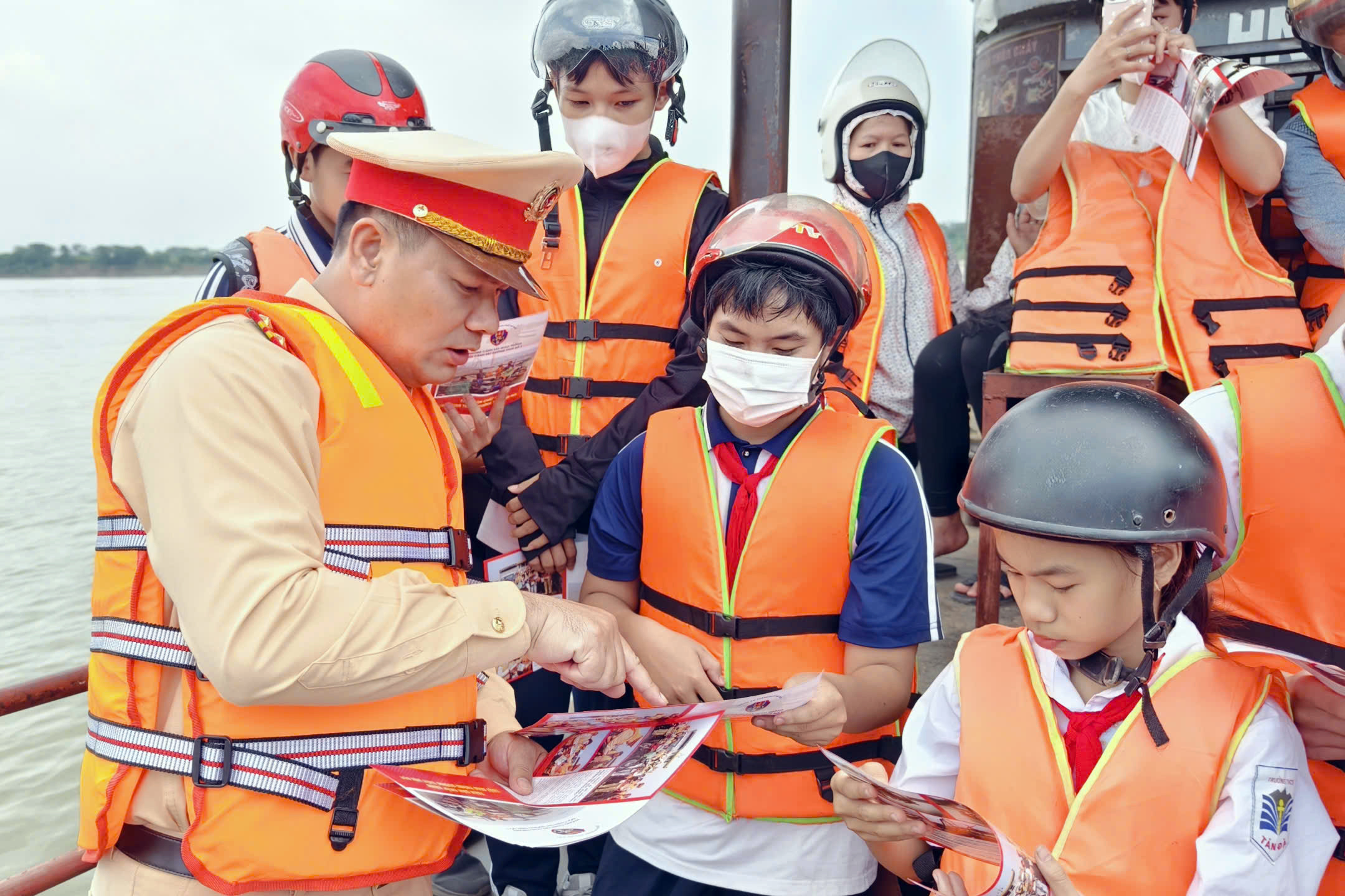 CSGT lên phà, dạy kỹ năng an toàn sông nước cho học sinh xã đảo duy nhất ở Hà Nội- Ảnh 2.