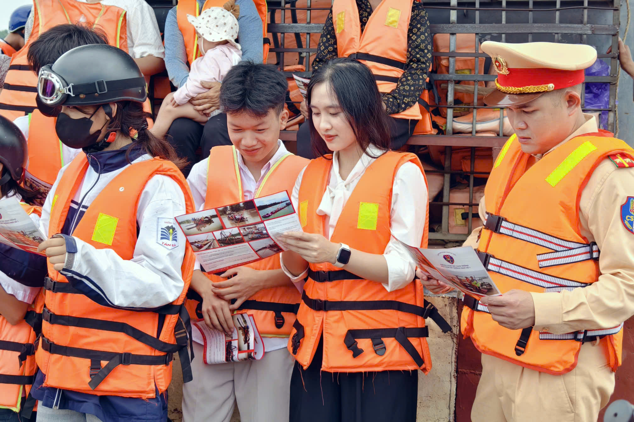 CSGT lên phà, dạy kỹ năng an toàn sông nước cho học sinh xã đảo duy nhất ở Hà Nội- Ảnh 3.