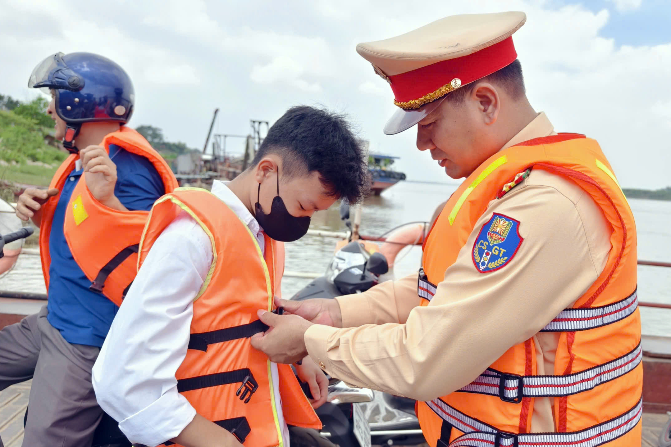 CSGT lên phà, dạy kỹ năng an toàn sông nước cho học sinh xã đảo duy nhất ở Hà Nội- Ảnh 1.