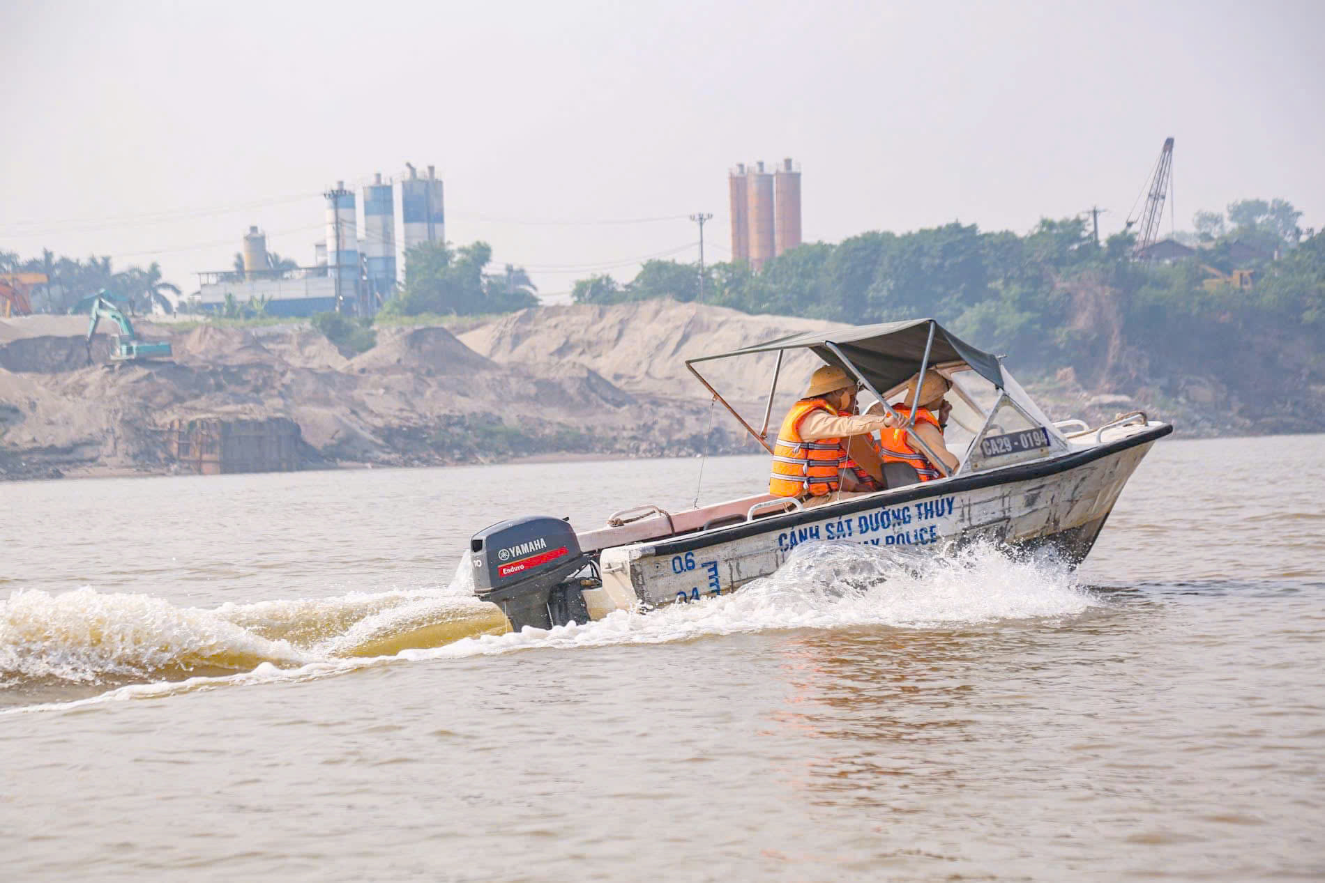 CSGT lên phà, dạy kỹ năng an toàn sông nước cho học sinh xã đảo duy nhất ở Hà Nội- Ảnh 4.