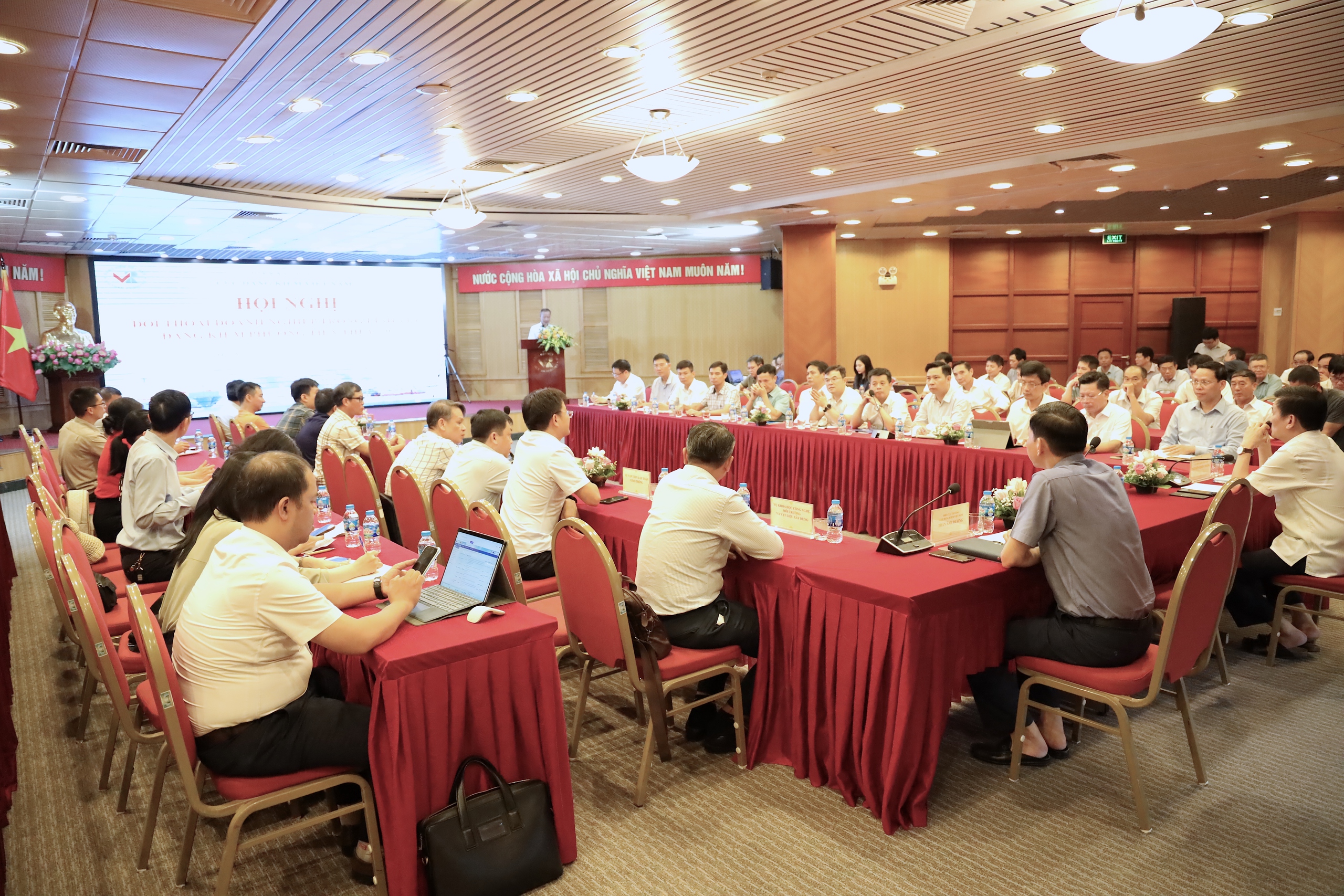 Cục Đăng kiểm đối thoại với doanh nghiệp, gỡ khó kiểm định phương tiện thuỷ- Ảnh 1.