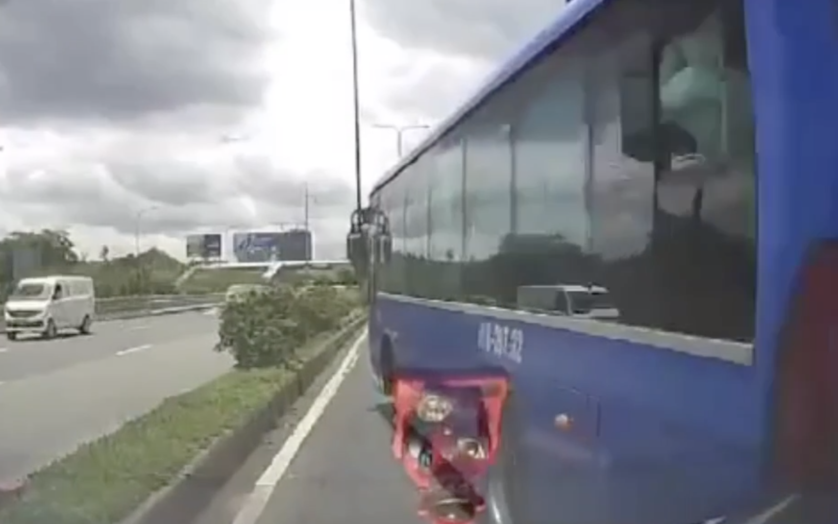 Đình chỉ tài xế xe buýt chuyển làn ở vạch liền, tạt đầu ô tô suýt gây tai nạn