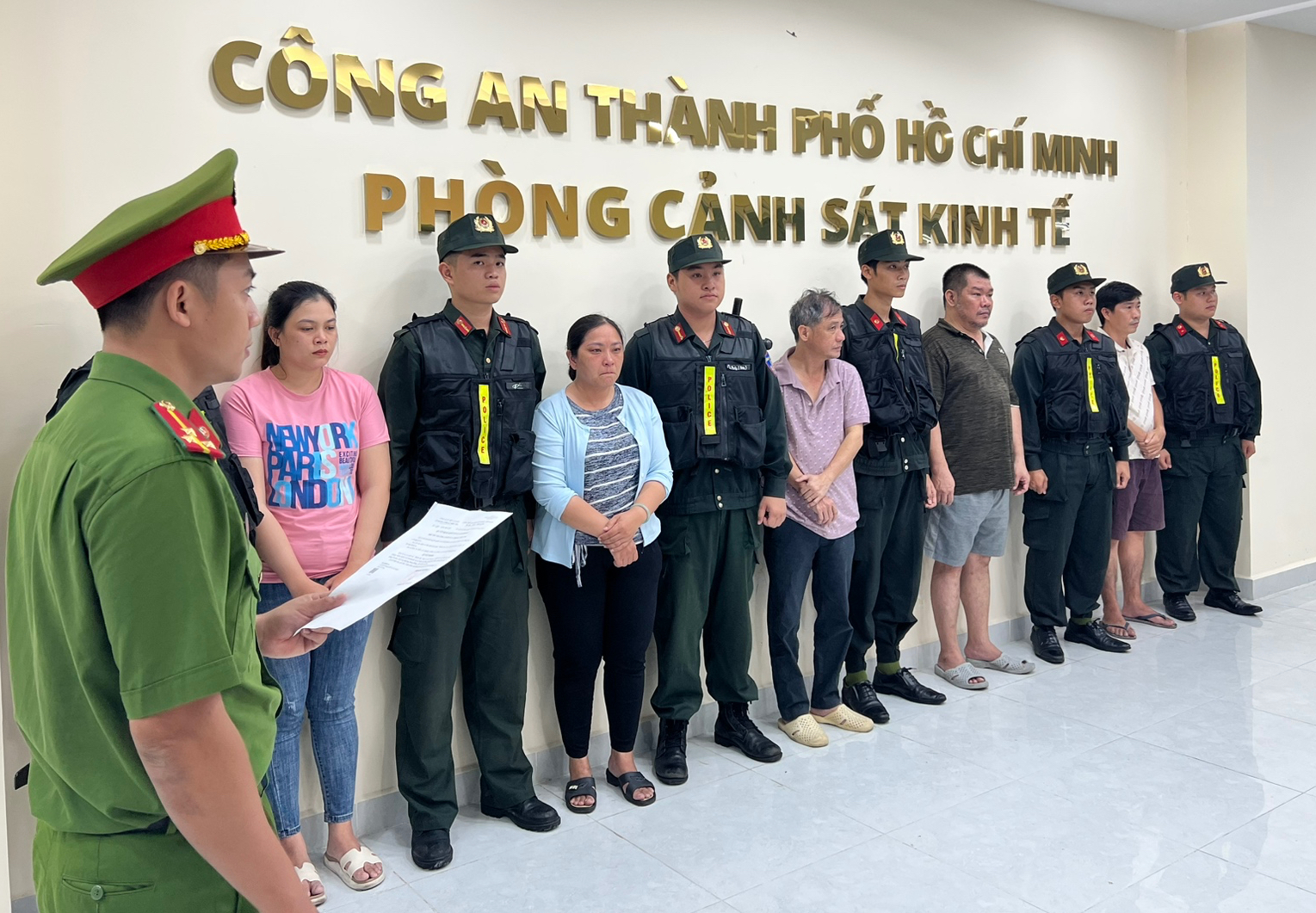 TP.HCM: Triệt phá đường dây buôn lậu hàng tỷ đồng núp bóng công ty nội thất- Ảnh 1.