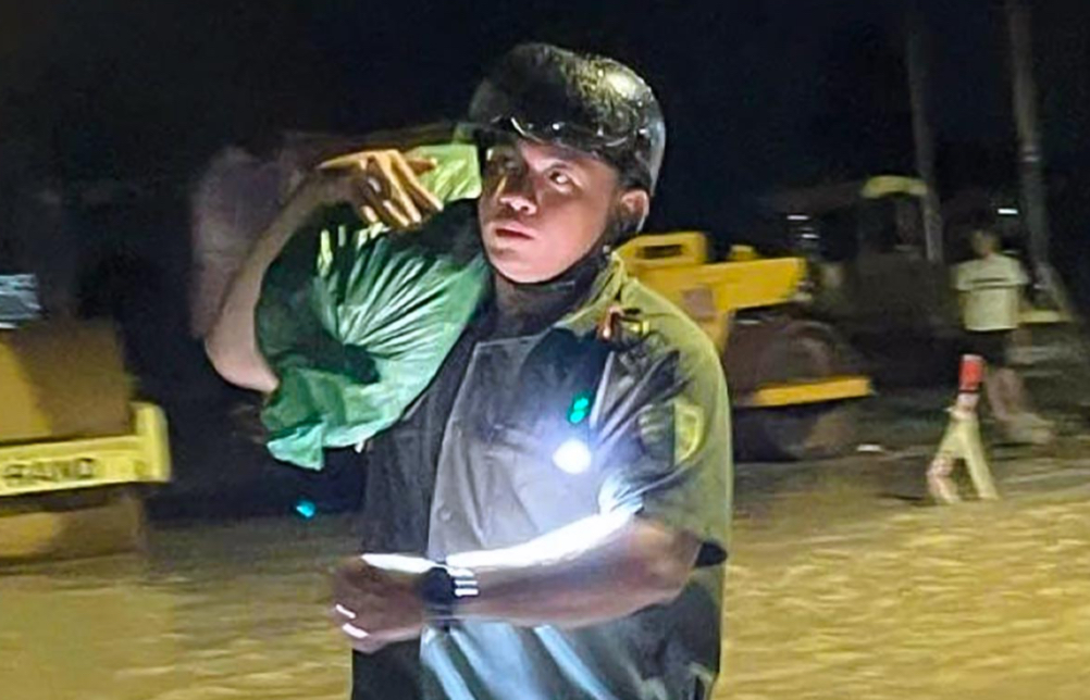 Đồng Nai: Bộ đội và công an xuyên đêm giúp dân di dời khỏi vùng sạt lở, ngập úng- Ảnh 8.