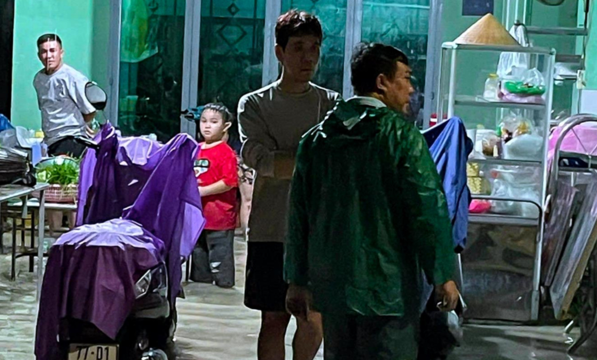 Đồng Nai: Bộ đội và công an xuyên đêm giúp dân di dời khỏi vùng sạt lở, ngập úng- Ảnh 5.
