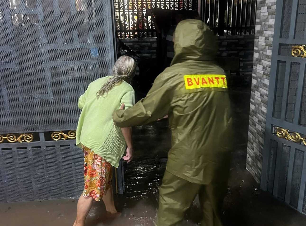 Đồng Nai: Bộ đội và công an xuyên đêm giúp dân di dời khỏi vùng sạt lở, ngập úng- Ảnh 4.