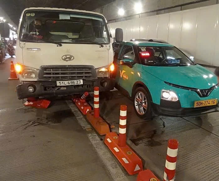 Tai nạn liên hoàn giữa hầm Thủ Thiêm, giao thông ùn ứ nghiêm trọng- Ảnh 1.