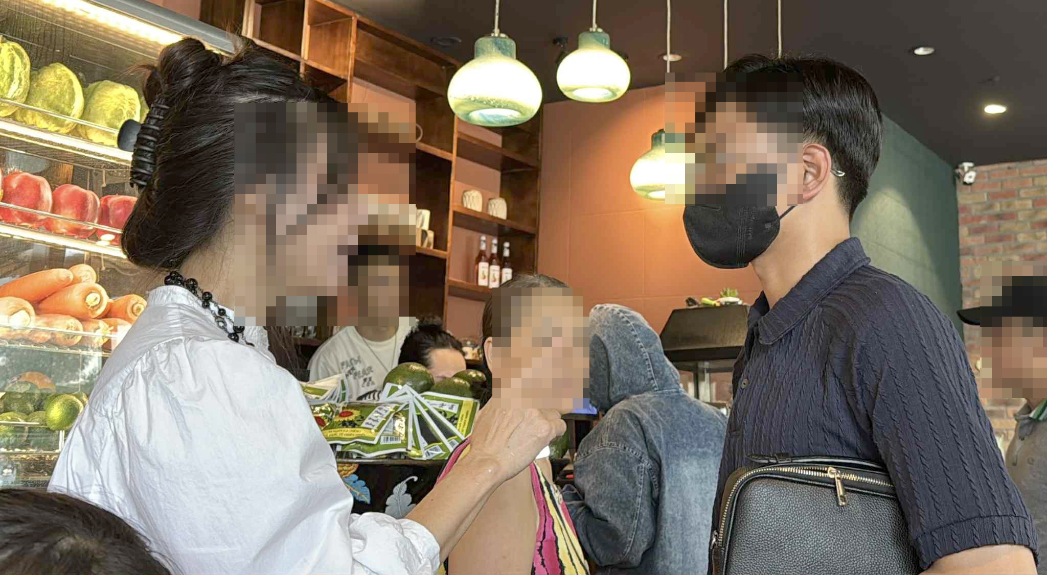 Vụ "tổng tài" ở quán cafe: Tạm giữ hình sự đối tượng đánh nhân viên- Ảnh 2. Vụ "tổng tài" ở quán cafe: Tạm giữ hình sự đối tượng đánh nhân viên- Ảnh 2.