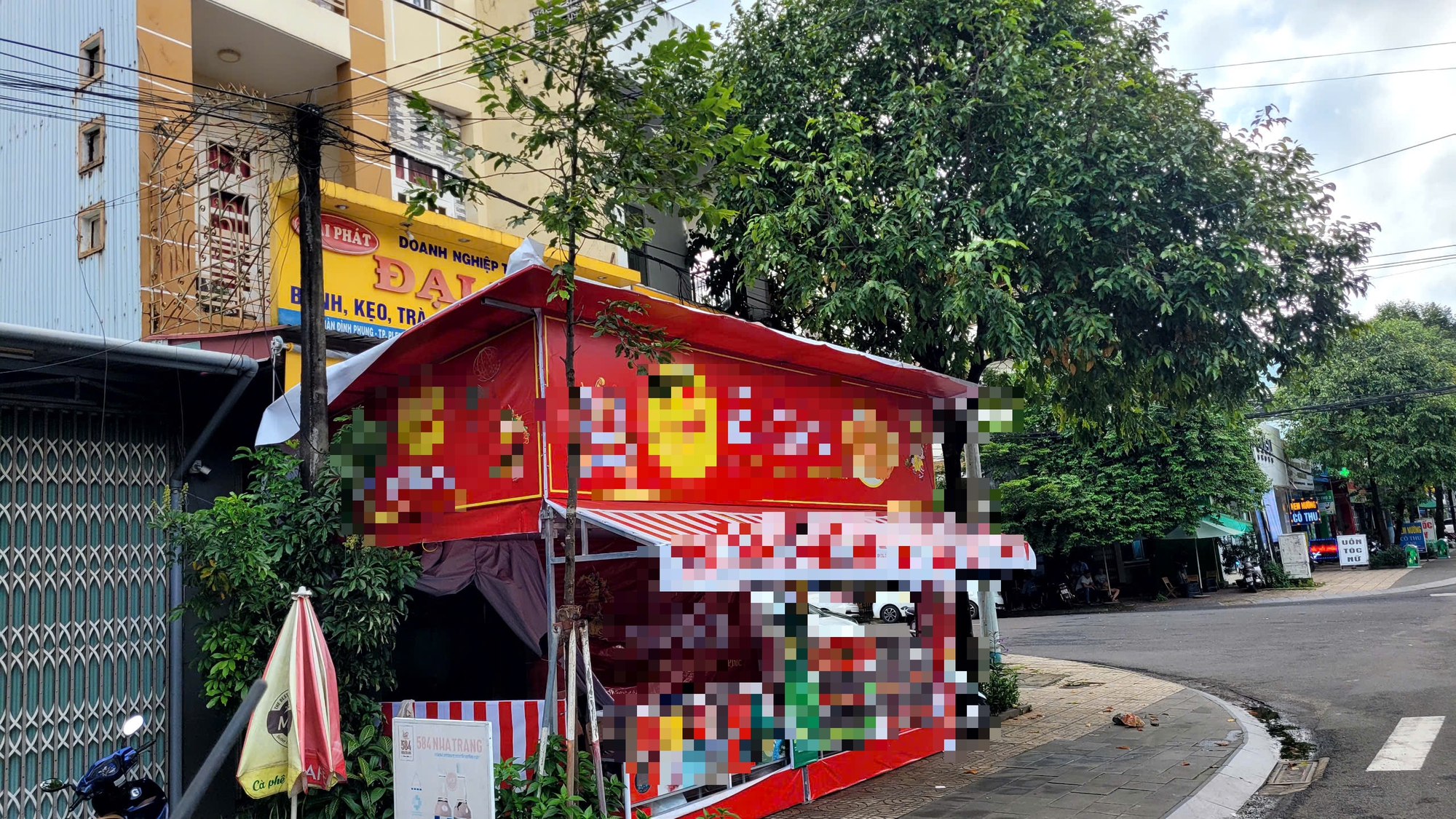 Gia Lai: Ki ốt bán bánh trung thu lấn chiếm vỉa hè- Ảnh 2.