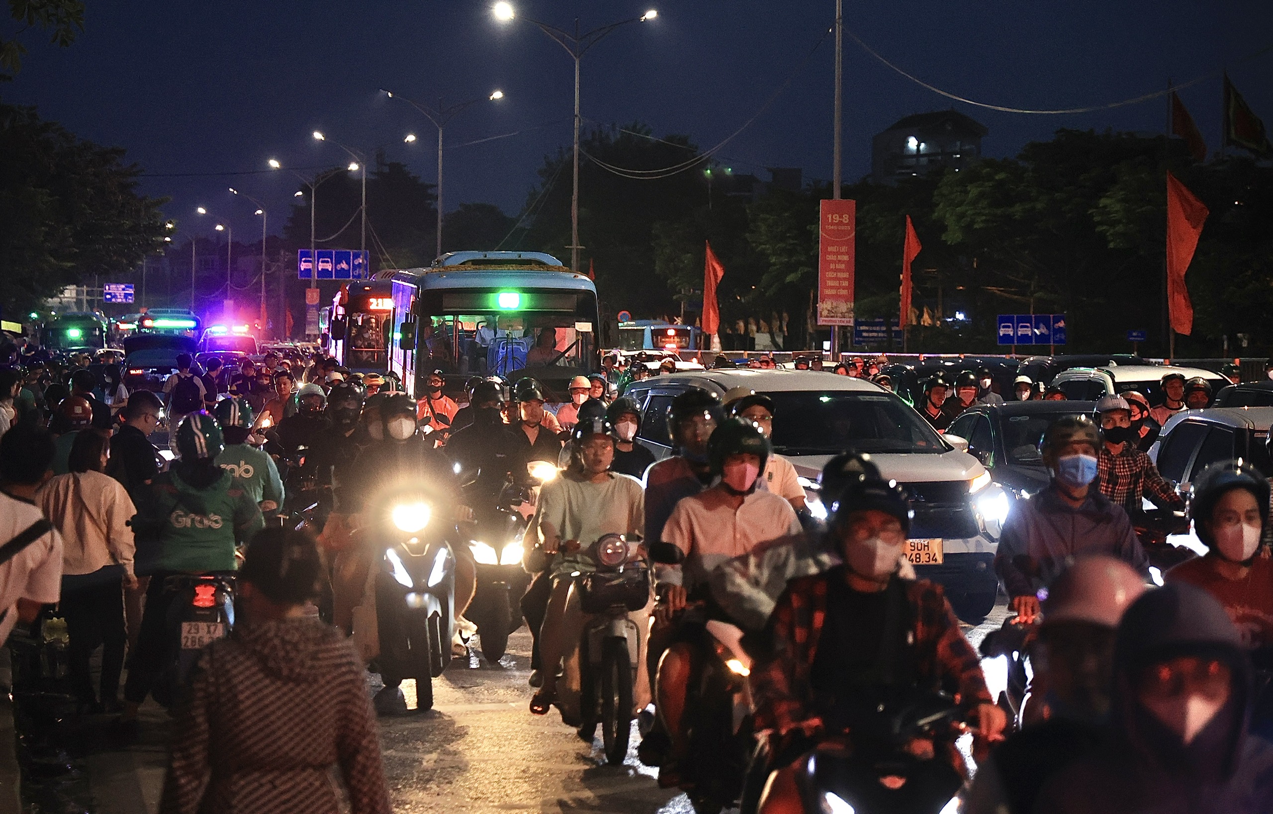 Giao thông Hà Nội ngày cuối nghỉ lễ 2/9: Đông nhưng không ùn tắc- Ảnh 7. Giao thông Hà Nội ngày cuối nghỉ lễ 2/9: Đông nhưng không ùn tắc- Ảnh 7.