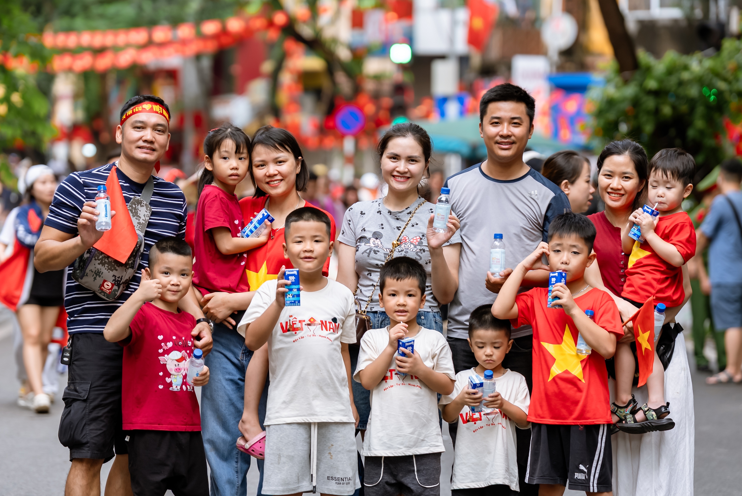 Mỗi góc phố như được khoác lên tấm áo mới, lấp lánh sắc màu của niềm tự hào, khiến bất cứ ai đặt chân đến cũng cảm nhận được nhịp đập hừng hực của một thành phố không ngủ, đang hòa cùng nhịp thở của toàn dân tộc trong ngày hội lớn của đất nước. (Ảnh: Vi Nam) Mỗi góc phố như được khoác lên tấm áo mới, lấp lánh sắc màu của niềm tự hào, khiến bất cứ ai đặt chân đến cũng cảm nhận được nhịp đập hừng hực của một thành phố không ngủ, đang hòa cùng nhịp thở của toàn dân tộc trong ngày hội lớn của đất nước. (Ảnh: Vi Nam)