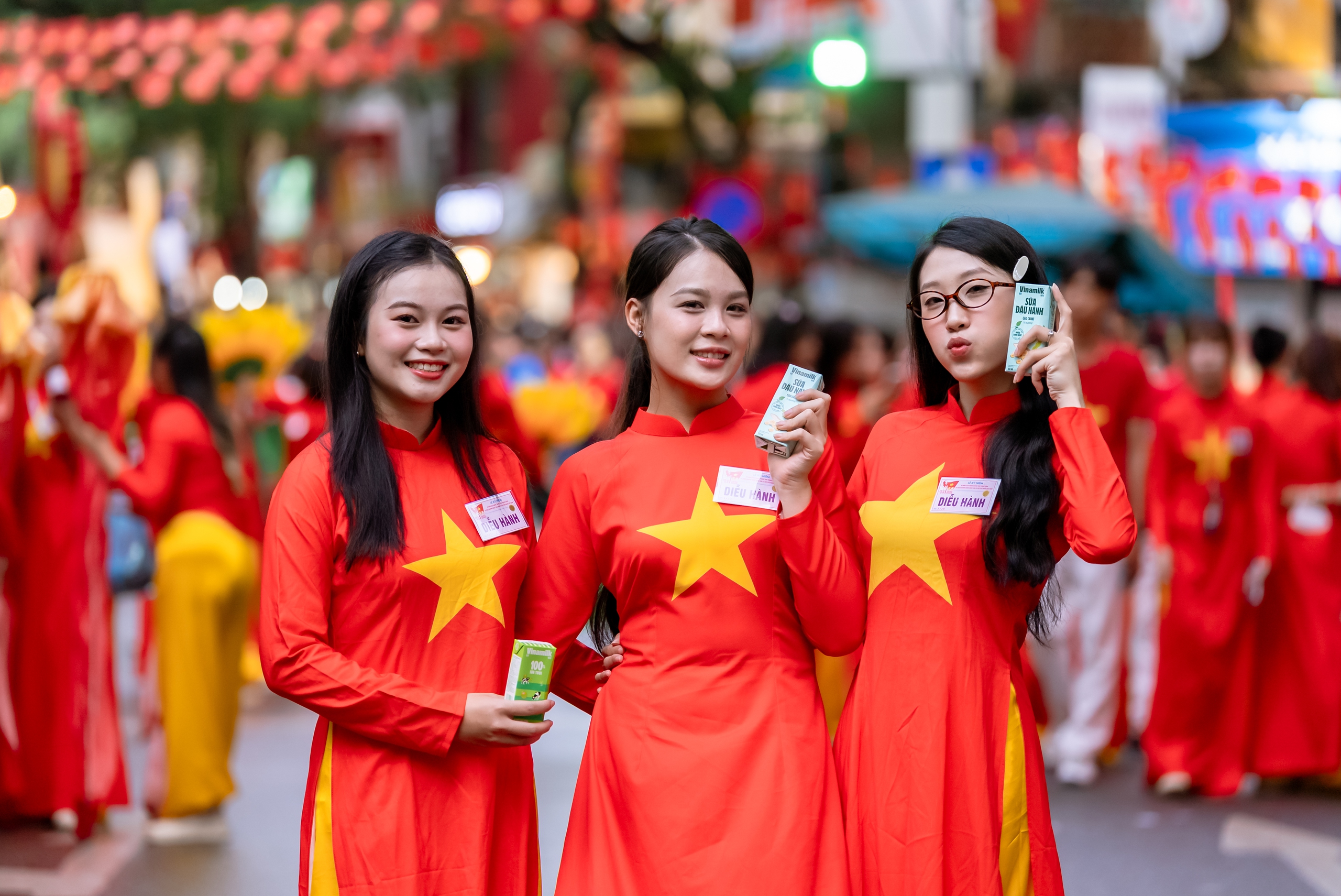Các bạn trẻ chia sẻ rằng các bạn ấn tượng với mẫu mã bao bì của các sản phẩm dinh dưỡng Vinamilk. Các bạn cảm thấy rất vui và tự hào khi hôm nay được "diễu hành" cùng thương hiệu sữa quốc dân trong ngày vui toàn dân. (Ảnh: Vi Nam) Các bạn trẻ chia sẻ rằng các bạn ấn tượng với mẫu mã bao bì của các sản phẩm dinh dưỡng Vinamilk. Các bạn cảm thấy rất vui và tự hào khi hôm nay được "diễu hành" cùng thương hiệu sữa quốc dân trong ngày vui toàn dân. (Ảnh: Vi Nam)