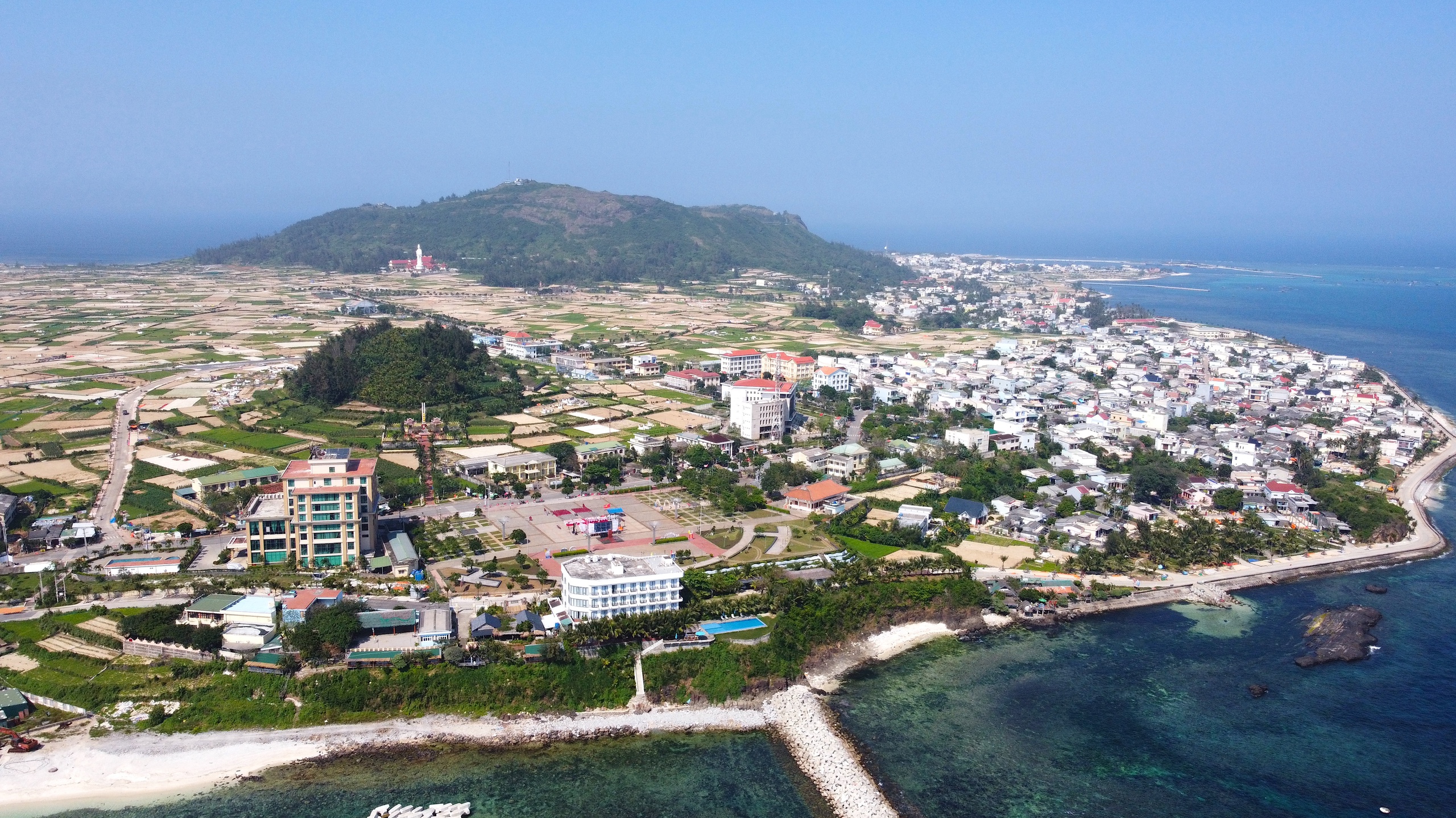 Hạ tầng tạo đòn bẩy đưa đặc khu Lý Sơn vươn mình- Ảnh 8. Hạ tầng tạo đòn bẩy đưa đặc khu Lý Sơn vươn mình- Ảnh 8.