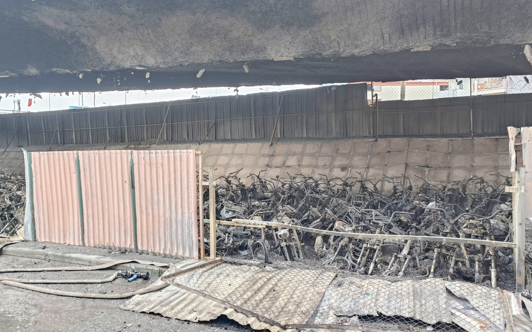 Bộ Xây dựng chỉ đạo “nóng” sau vụ cháy hàng trăm xe máy dưới gầm cầu Vĩnh Tuy