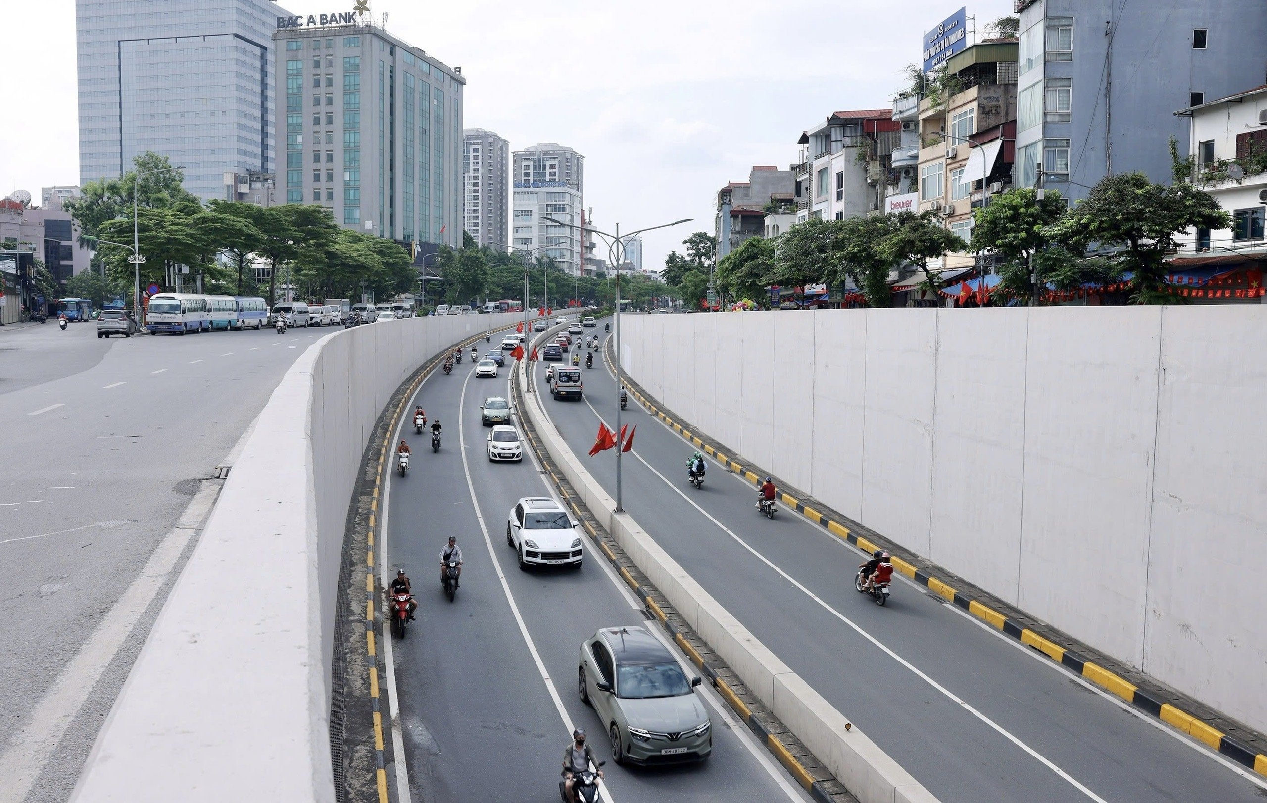 Giao thông Hà Nội ngày cuối nghỉ lễ 2/9: Đông nhưng không ùn tắc- Ảnh 5. Giao thông Hà Nội ngày cuối nghỉ lễ 2/9: Đông nhưng không ùn tắc- Ảnh 5.