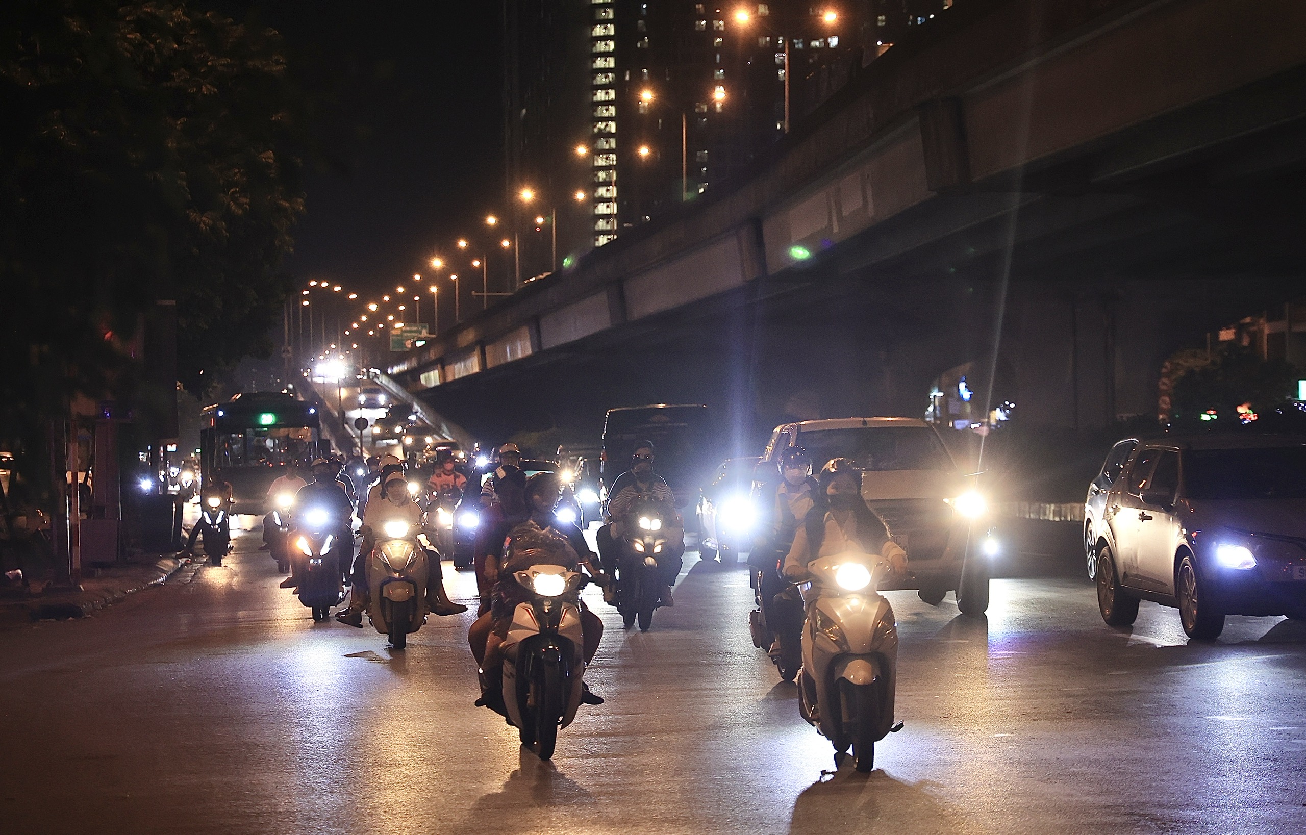 Giao thông Hà Nội ngày cuối nghỉ lễ 2/9: Đông nhưng không ùn tắc- Ảnh 9. Giao thông Hà Nội ngày cuối nghỉ lễ 2/9: Đông nhưng không ùn tắc- Ảnh 9.