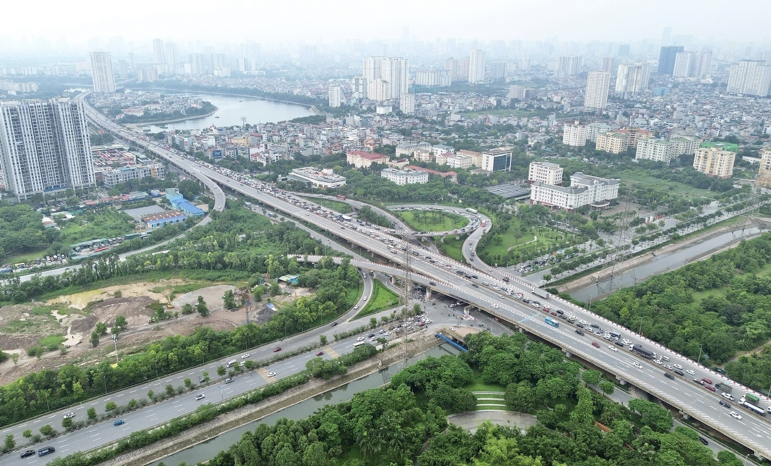 Giao thông Hà Nội ngày cuối nghỉ lễ 2/9: Đông nhưng không ùn tắc- Ảnh 2. Giao thông Hà Nội ngày cuối nghỉ lễ 2/9: Đông nhưng không ùn tắc- Ảnh 2.