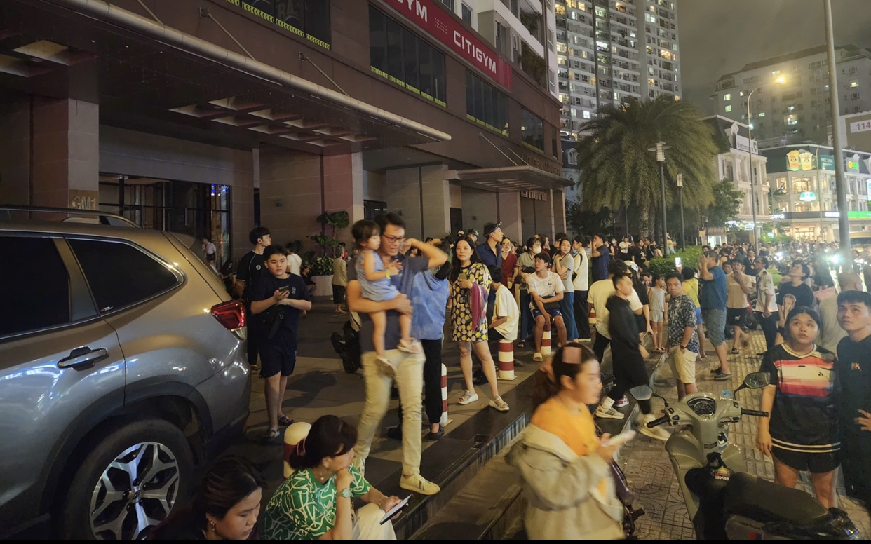 TP.HCM: Hàng ngàn người tháo chạy khi một căn hộ chung cư bốc cháy