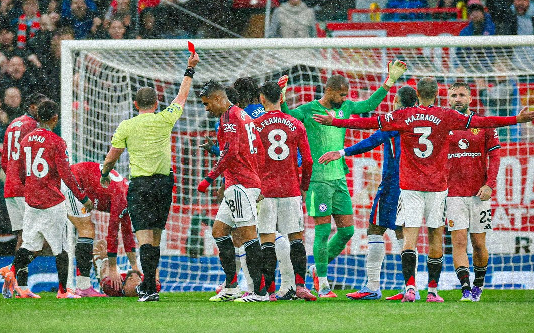 MU đánh bại Chelsea trong trận đấu có 2 tấm thẻ đỏ- Ảnh 1. MU đánh bại Chelsea trong trận đấu có 2 tấm thẻ đỏ- Ảnh 1.