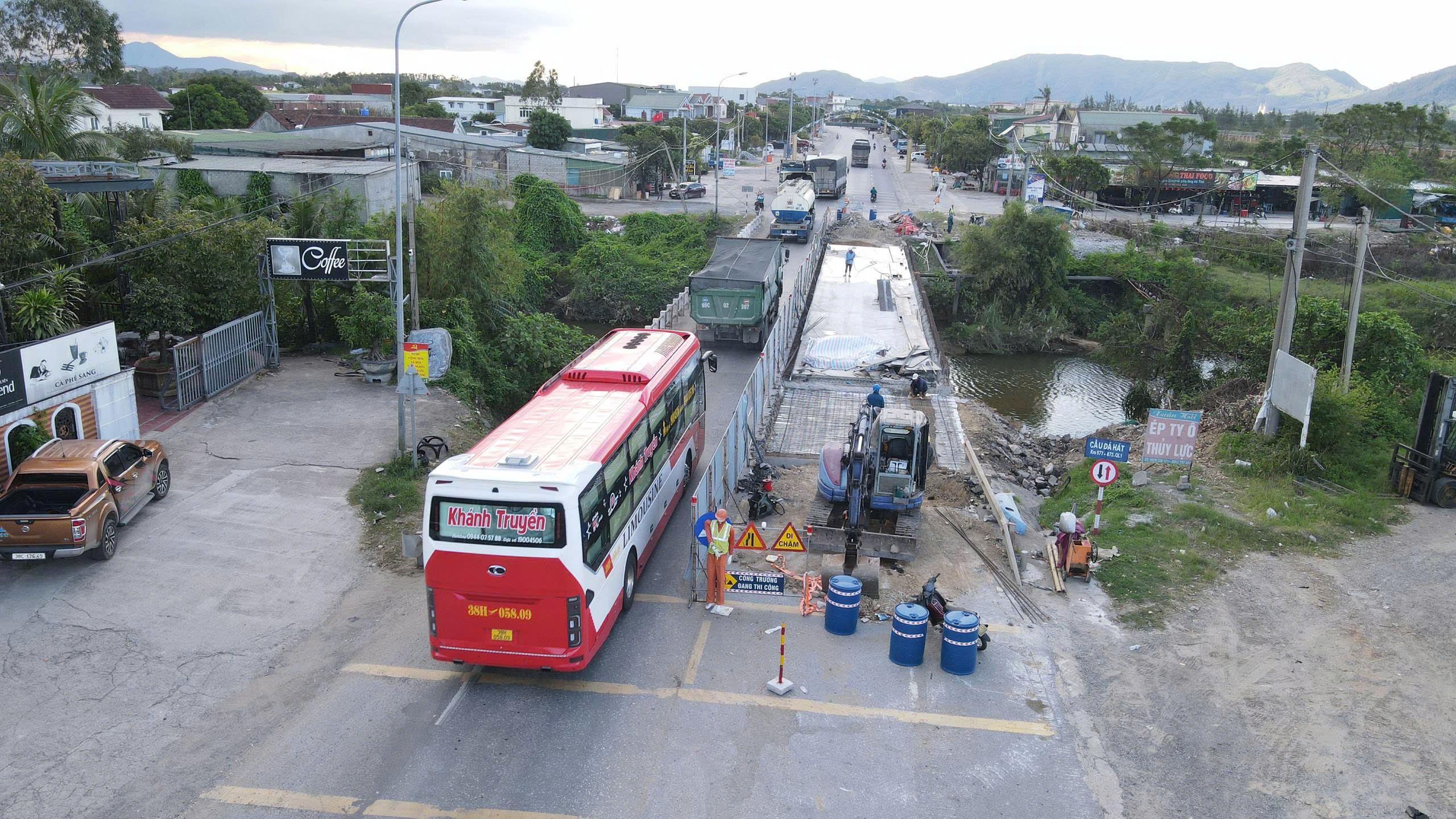 Giao thông thường xuyên ùn tắc do sửa chữa cầu trên QL1 Hà Tĩnh, ngành chức năng lên tiếng- Ảnh 2. Giao thông thường xuyên ùn tắc do sửa chữa cầu trên QL1 Hà Tĩnh, ngành chức năng lên tiếng- Ảnh 2.