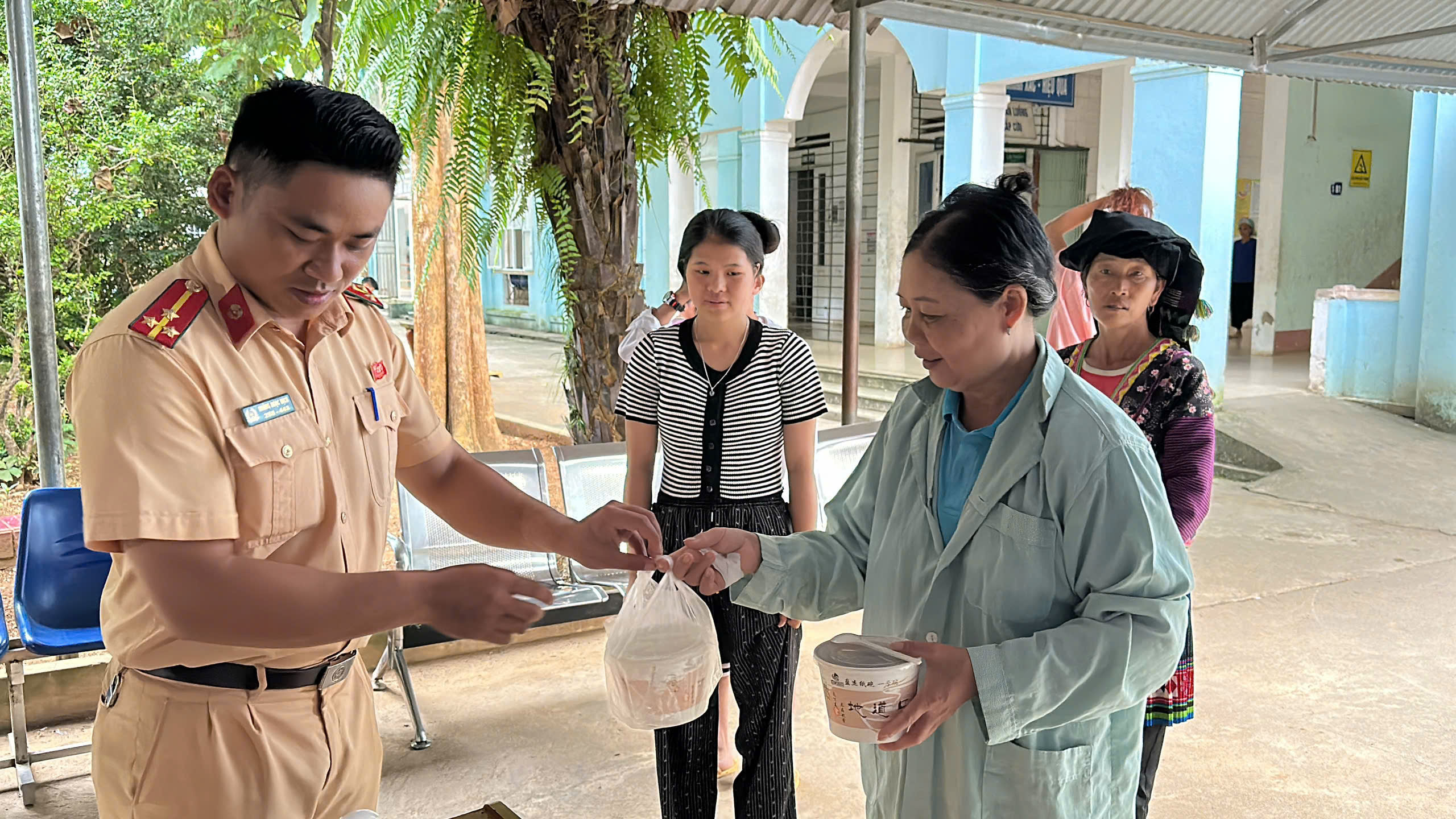 CSGT Lào Cai phát cháo kết hợp tuyên truyền pháp luật ATGT tại bệnh viện - Ảnh 1.